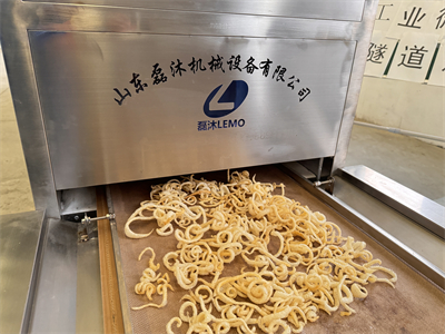 為何微波隧道爐能夠?qū)崿F(xiàn)豬皮快速均勻膨化呢？